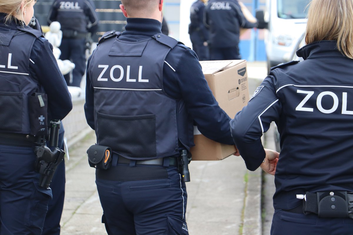 zoll_info's tweet photo. Einsatzkräfte der #FinanzkontrolleSchwarzarbeit staunten bei einer Durchsuchung im Kreis #Pinneberg nicht schlecht:
Im gesamten Objekt versteckt, unter anderem in Pizzakartons, Baumaschinen &amp; Büroausstattung, fanden sie 18.000 € &amp; 300.000 DM. 1/2 https://t.co/U1Gca0ShGC