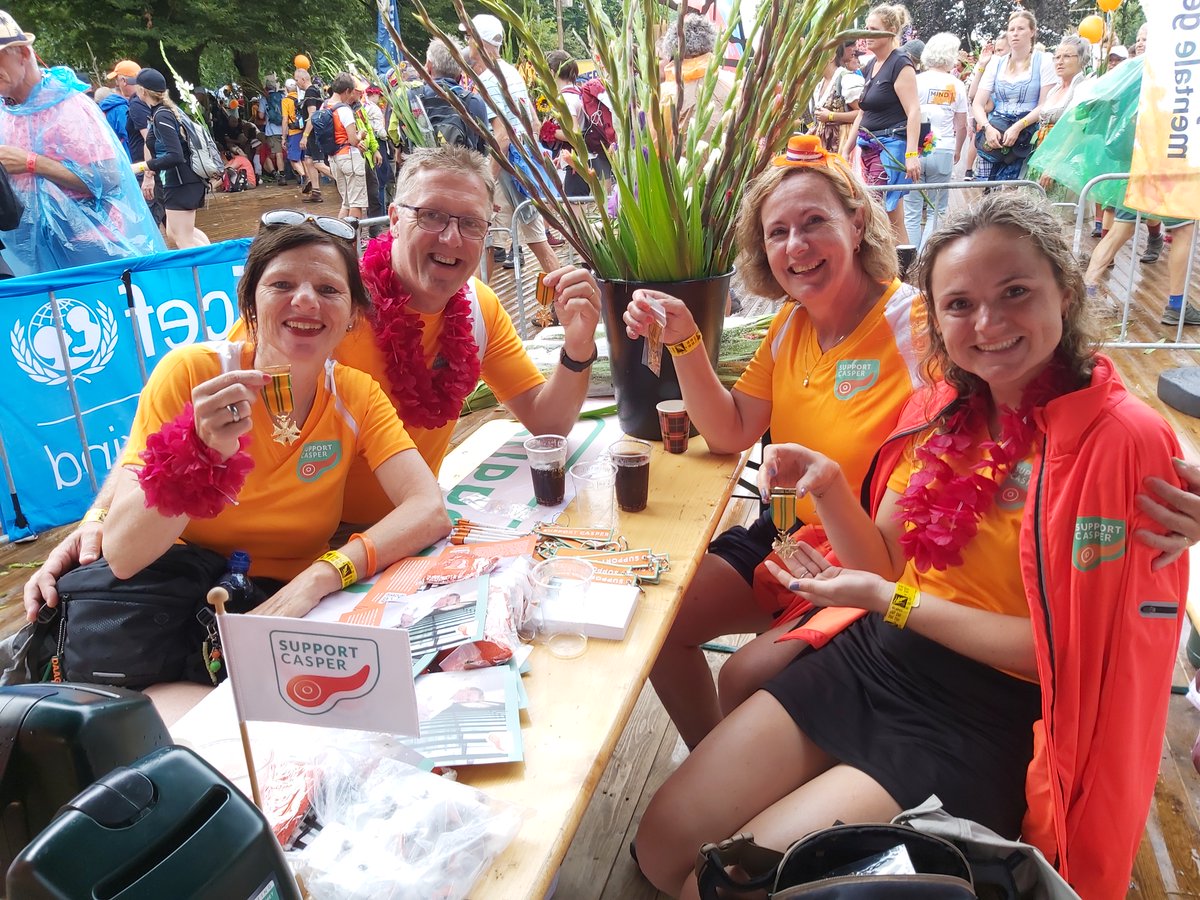 SupCasper's tweet image. Het Vierdaagse kruisje is binnen. Trots kwamen ze hun welverdiende beloning laten zien in onze stand op De Wedren. Behalve deze prestatie hebben zij met hun acties het prachtige bedrag van €10.629 bij elkaar gelopen voor onderzoek naar alvleesklierkanker!
#nijmeegsevierdaagse