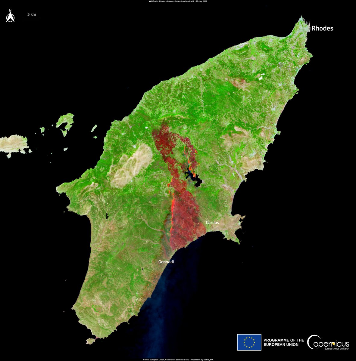 #ImageOfTheDay A massive #wildfire is raging in #Rhodes island, #Greece 🇬🇷 Tens of thousands of people have been evacuated ➡️The @CopernicusEMS #RapidMappingTeam has been activated (#EMSR675) ⬇️#Sentinel2 🇪🇺🛰️ image from 23 July showing the burn scar of the #RhodesWildfire