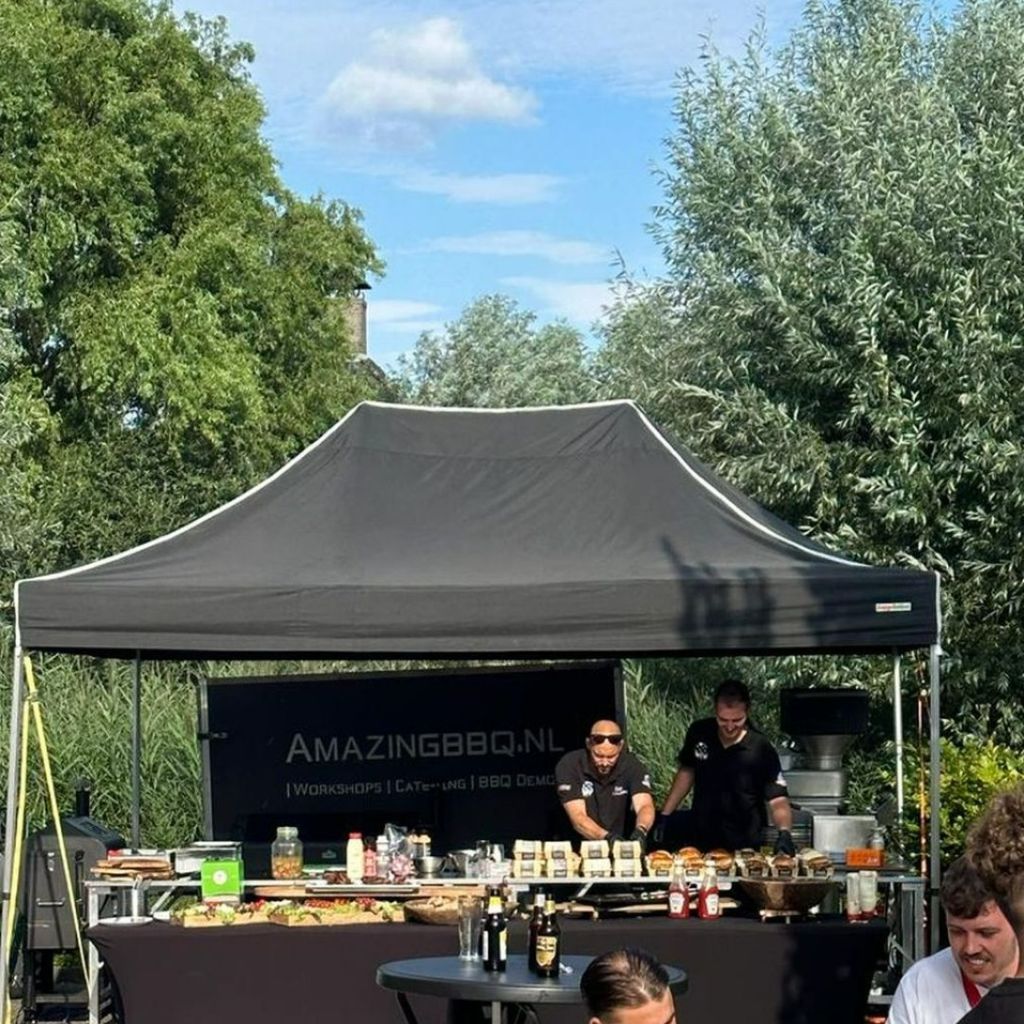 JBTechnl's tweet photo. Afgelopen vrijdag zijn de we de vakantie heerlijk begonnen met een BBQ verzorgd door AmazingBBQ. Daarnaast hadden we ook een aantal jubilarissen! Frank 15 jaar in dienst en Nick 10 jaar in dienst. Van harte gefeliciteerd!  #teamJB #JBTech #bouwvakantie2023 https://t.co/nZ0CBbqCug