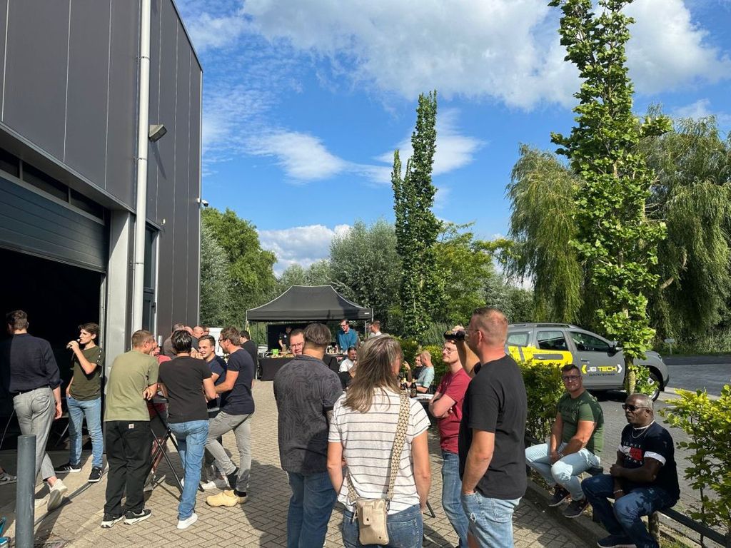 JBTechnl's tweet photo. Afgelopen vrijdag zijn de we de vakantie heerlijk begonnen met een BBQ verzorgd door AmazingBBQ. Daarnaast hadden we ook een aantal jubilarissen! Frank 15 jaar in dienst en Nick 10 jaar in dienst. Van harte gefeliciteerd!  #teamJB #JBTech #bouwvakantie2023 https://t.co/nZ0CBbqCug