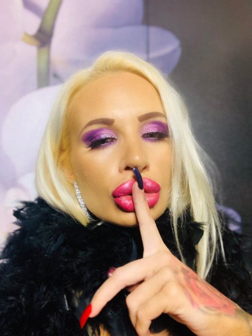 Watch Sophie Anderson's leaked NSFW photo on TwXstars