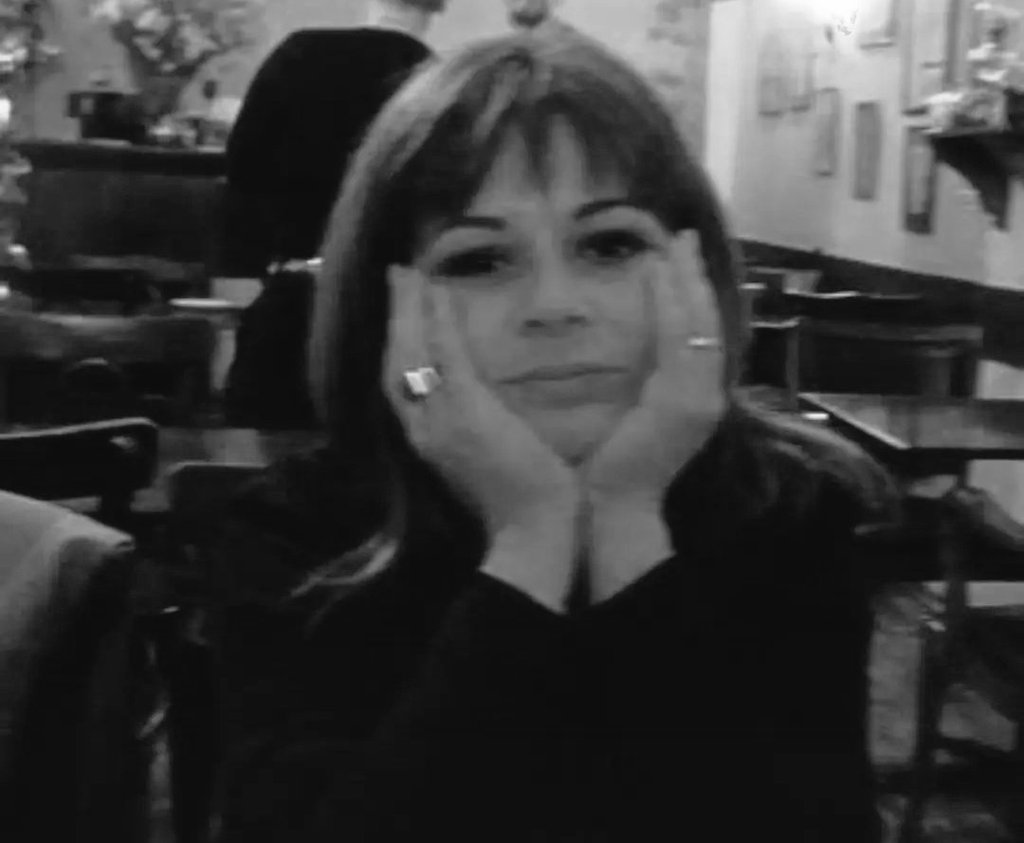 Metiskitap's tweet photo. Aramızdan ayrılışının on ikinci yılında #DidemMadak'ı sevgiyle ve özlemle anıyoruz. 

“Lekelerin ülkesine gelin gidecektim
Gidip bir ambulansa şoför olacaktım.
Kanamalı bir hastam var abi, durmadan doğuruyor da…
Ya da caddede tramvay
Kırmızı bir kaynaştırma harfiydim
Elbette çanlarımı çalacaktım
Ben tünel olacaktım, sevgilim istiklal!
En son taksime varacaktık.
Ünlü bir aşk şarkıcısı olacak,
İstanbul’un vücudunda turneye çıkacaktım.
Annemin ölümünü eskiciye satacaktım
On mandal karşılığında.
Bol rüzgârlı bir balkonum olacaktı, dalgalanacaktım”

“Pulbiber Mahallesi”, “Mahallede Bomba Patlıyor” şiirinden