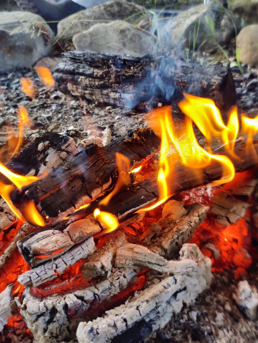 sticklingens's tweet photo. Fortfarande gladbubblig efter gårdagens stickträff med folktro-tema här i Skattlösberg. Det blev så himla bra!
Att sitta i en ring runt en eld och lyssna när någon berättar är så mysigt!
#Skattlösberg #Stickning #Folktro #Stickträff https://t.co/jToCRtLHmX