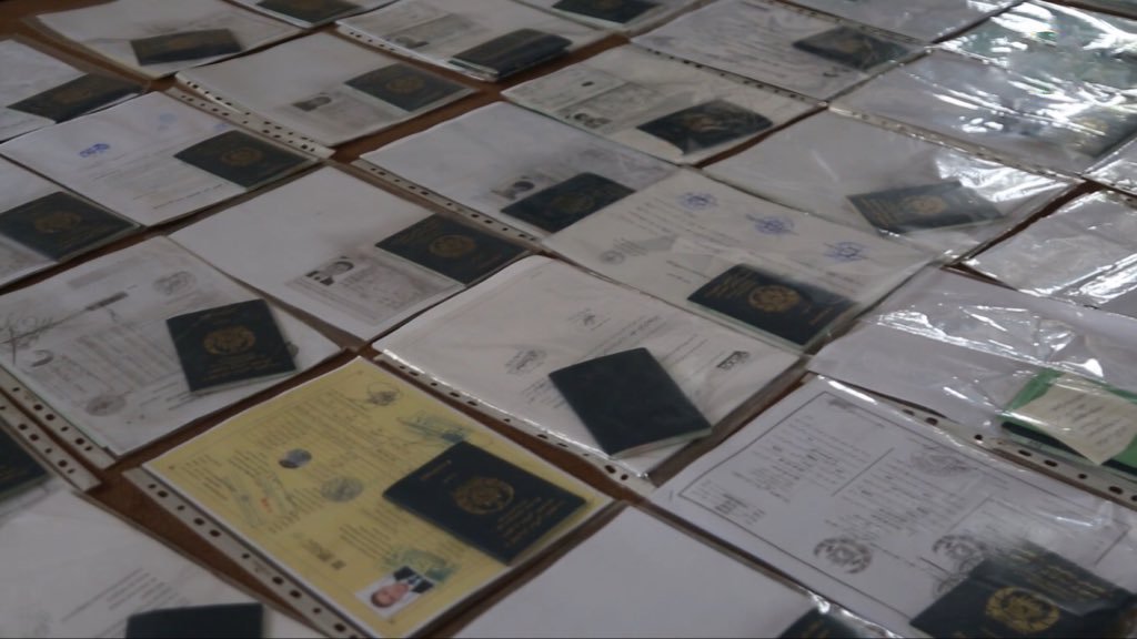 TOLOnews's tweet image. وزارت داخله در تویتی گفته است که منسوبین پولیس کابل طی یک عملیات کشفی ۱۱۰ جلد پاسپورت را که از سوی یک شرکت سیاحتی و توریستی به هدف بورسیه تحصیلی گردآوری شده و مسوولان این شرکت فرار کرده بودند، از مربوطات ناحیه ششم شهر کابل کشف و به مالکان آن‌ها سپرده‌ است. 

به گفته‌ی این وزارت،…