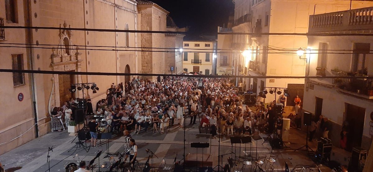 umscdevillar's tweet photo. Un año más, la plaza de la iglesia se llenó para disfrutar con la interpretación de El fantasma de la ópera. Enhorabuena a nuestra banda y a nuestro coro y a los solistas, al narrador Juan Carlos Cervera, a la directora del coro Aure Faubel, y a Luis  Serrano Alarcón. https://t.co/m7CqlYuGJ1