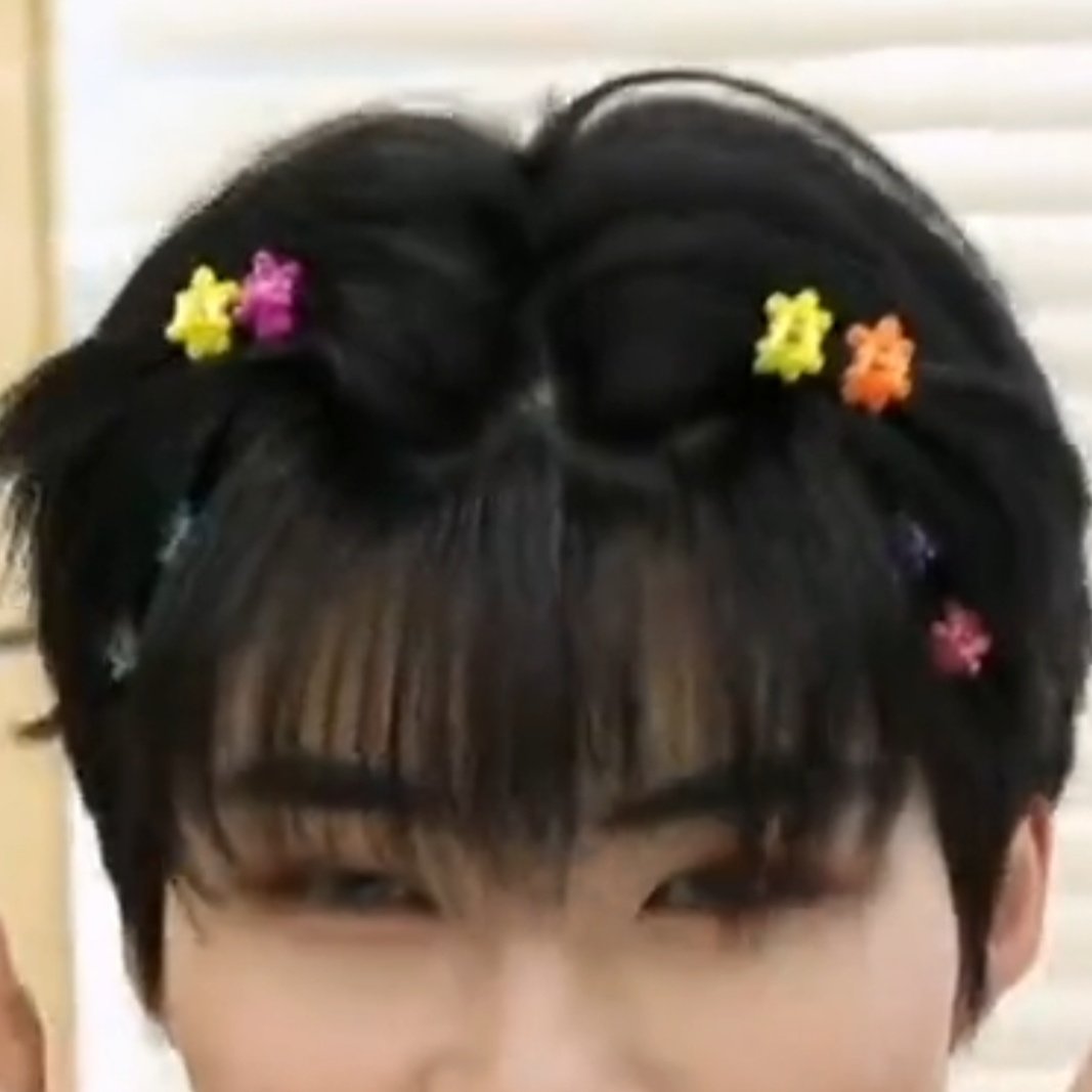 the little hairclips 😭😭😭 ADORABLE