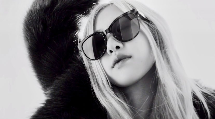 BLACKPINKGLOBAL's tweet photo. Saint Laurent Eyewear Fall 22/23 Sunglass Collection - #ROSÉ 

#ROSÉxSaintLaurent  @YSL @BLACKPINK https://t.co/LT3cJizffn