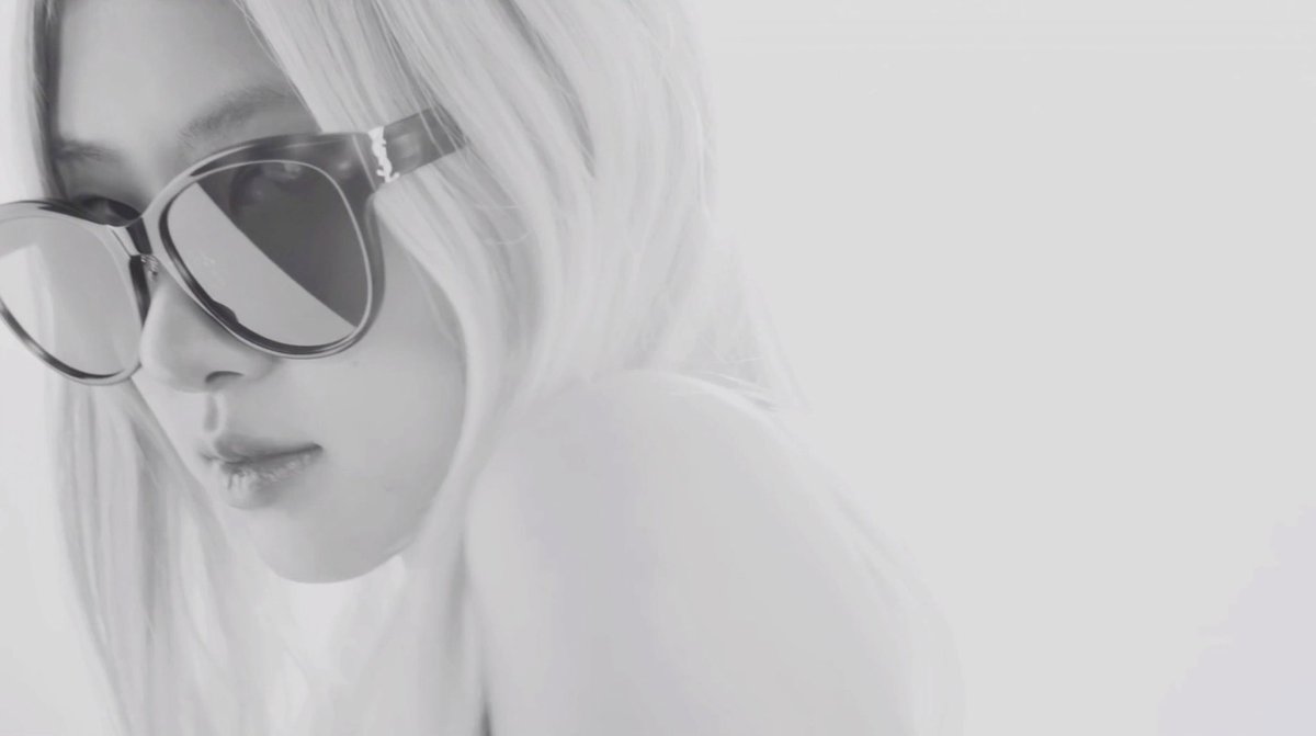 BLACKPINKGLOBAL's tweet photo. Saint Laurent Eyewear Fall 22/23 Sunglass Collection - #ROSÉ 

#ROSÉxSaintLaurent  @YSL @BLACKPINK https://t.co/LT3cJizffn