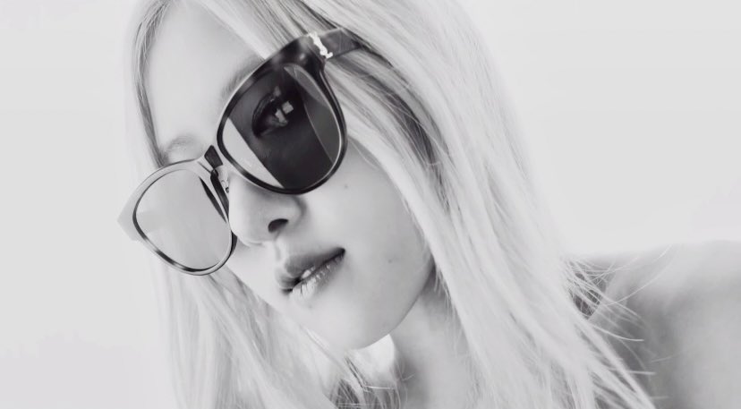BLACKPINKGLOBAL's tweet photo. Saint Laurent Eyewear Fall 22/23 Sunglass Collection - #ROSÉ 

#ROSÉxSaintLaurent  @YSL @BLACKPINK https://t.co/LT3cJizffn