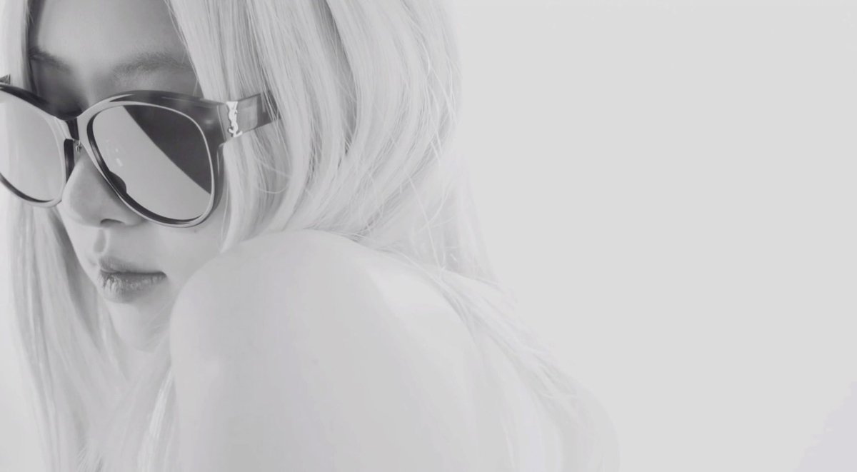 BLACKPINKGLOBAL's tweet photo. Saint Laurent Eyewear Fall 22/23 Sunglass Collection - #ROSÉ 

#ROSÉxSaintLaurent  @YSL @BLACKPINK https://t.co/LT3cJizffn