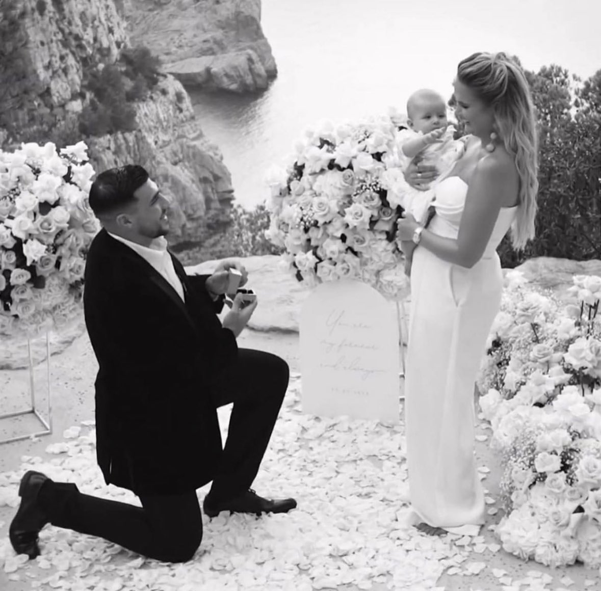 Molly Mae and Tommy Fury: 

how it started                how it’s going

#loveisland