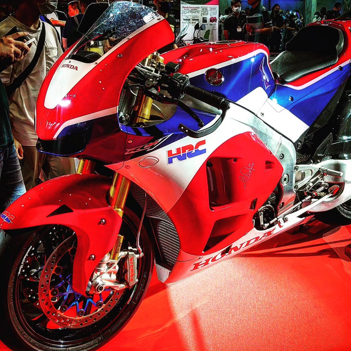 et2181411's tweet photo. 今年機車展動線跟過去一樣糟糕
希望下屆能再規劃的好一點
已期許(´;ω;`)
#honda #ホンダ #rc213vs #cbr250r #cb400sf #shoei #rstaichi #gopro9 #id221 #a2plus #バイク #バイク旅 #バイク男子 #バイク写真部 #バイク乗り #バイクが好きだ #バイクのある風景 #バイク好きな人と繋がりたい #taiwan https://t.co/tFK4ATo8c3