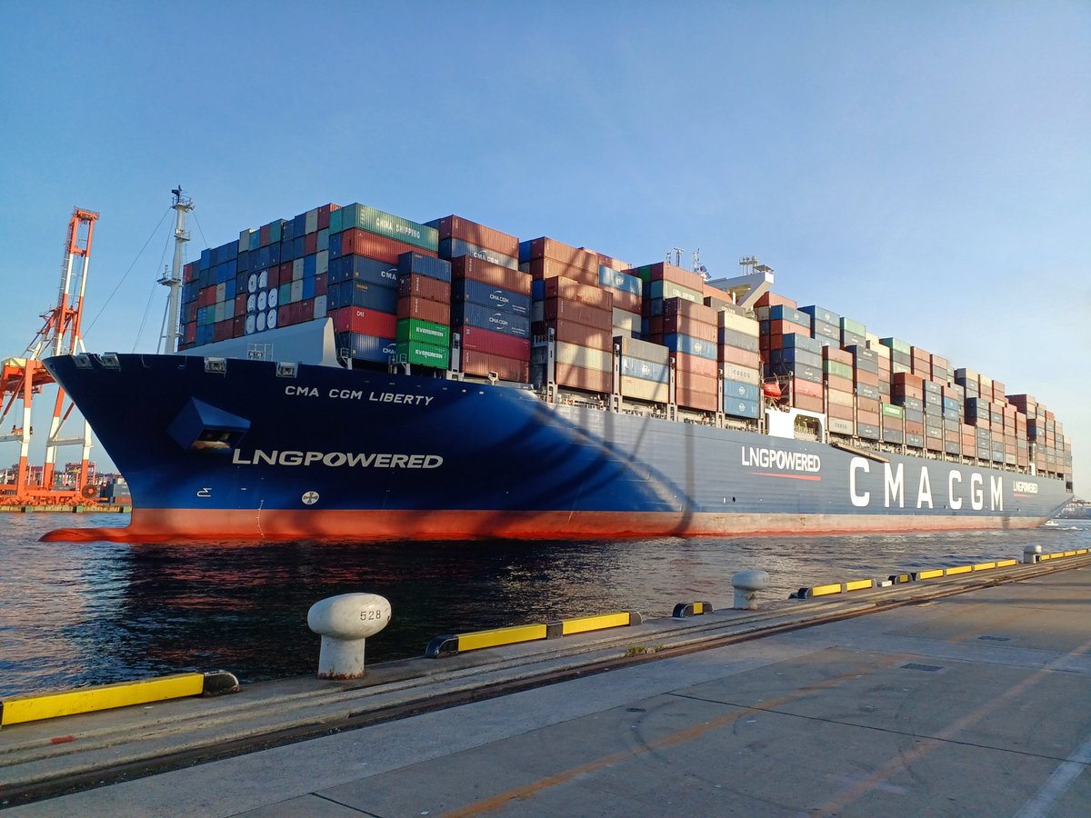 cmacgm's tweet image. 🚢 🇯🇵 Big news! CMA CGM LIBERTY just made history at Yokohama Port as the first LNG-powered containership to call a Japanese port.

This maiden call illustrates CMA CGM’s commitment to Japan’s #EnergyTransition.
👉bit.ly/44y3DSJ

#LNGPowered