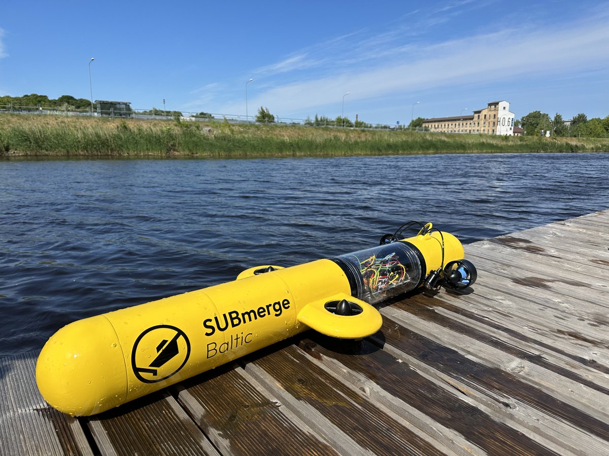 RTU studenti attīsta zemūdens dronu, kas var veikt apsekošanas un meklēšanas operācijas Latvijas klimatiskajos apstākļos, kā arī reāllaikā iegūt dažāda veida datus un informāciju par ūdens ekosistēmu. rtu.lv/lv/universitat…