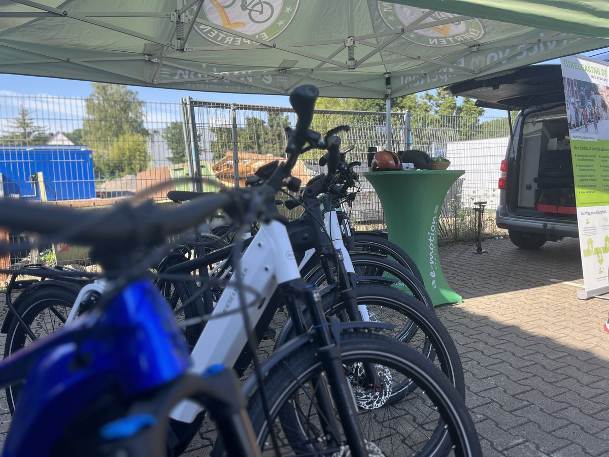 KlingelnbergG's tweet photo. Promoting healthy mobility: Our Bikeleasing Demo Days have now also taken place at our Ettlingen site. We wish our colleagues lots of fun cycling.
#Klingelnberg #Bikeleasing #employeebranding https://t.co/cYIeyu1GNR