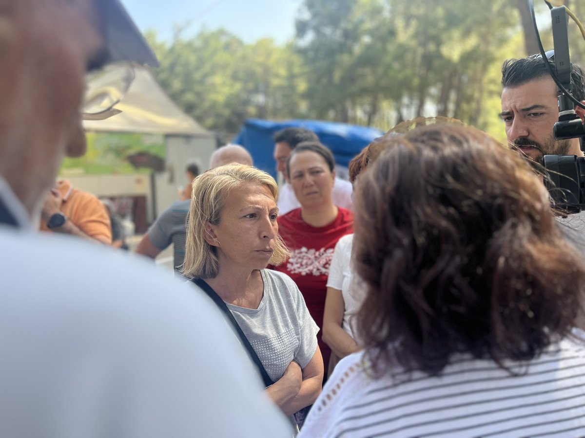 sureyyaoderici's tweet photo. Sabahın erken saatlerinde yaşanan ağaç kesim haberi üzerine Akbelen Ormanı’na geldik. Seçilmiş bir milletvekili olarak, ağaçların kesildiği alana giremiyorum.  Bu ağaçlar, bu talimatı verenlerin çocuklarının da ağacı. O alana girene kadar buradan ayrılmıyorum.  Hükümeti bu yanlış karardan en kısa sürede dönmeye davet ediyorum. Akbelen hepimizindir.