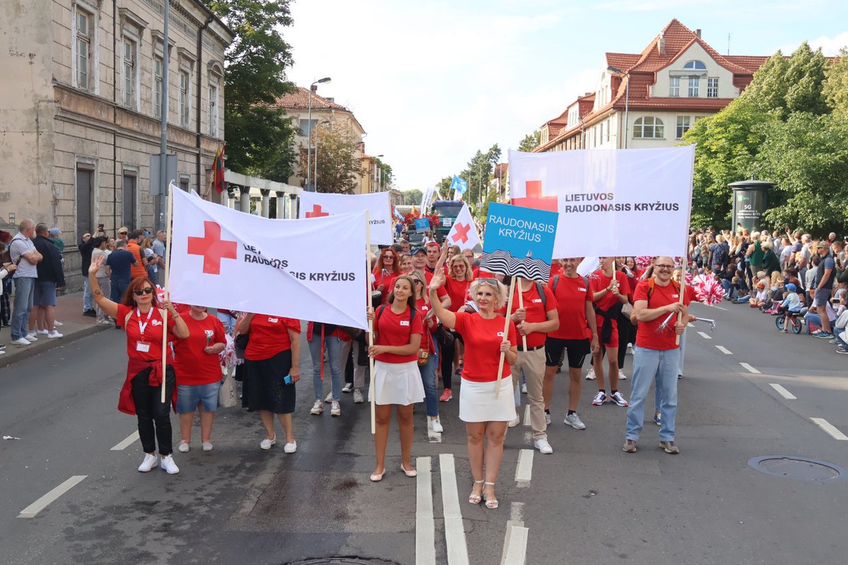RedCrossLT's tweet photo. The sea festival🌊⛵️ in the Lithuanian port city Klaipėda attracts even a million guests every year! 

This year we participated with a large group of colleagues and volunteers!❤️
#redcross #community #volunteers https://t.co/JzJ6YJpvbG