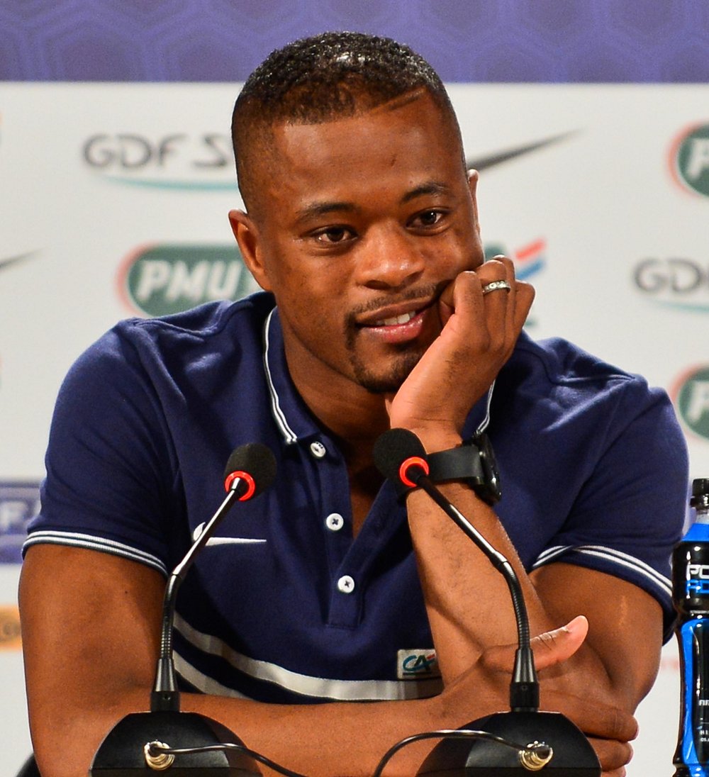 LMDFoot_'s tweet photo. L'incroyable histoire entre Evra.. et le poulet 😅 :

"J'ai dû faire face à tellement d'épreuves. Les gens parlent beaucoup de notre saison 2004 avec la finale de la Ligue des Champions, mais la période la plus folle à Monaco a eu lieu après un match avec l'équipe de France U21. Un adversaire m'a marché sur le pied et m'a fortement handicapé. À l'hôpital, j'ai dit au coach Didier Deschamps que c'était trop douloureux, que je ne pouvais pas jouer. Je ne pouvais même pas marcher !

Mais l'équipe avait besoin de moi, les médecins ont tout tenté, mais la douleur ne partait pas. Alors un membre du staff m'a dit : 'Pourquoi ne pas faire comme à l'ancienne ?' Tout le monde se demandait ce qu'il voulait dire. Il a ajouté : 'Il faut juste mettre un morceau de poulet dans sa chaussure.' Je suis quelqu'un d'ouvert d'esprit. J'ai donc été voir mon boucher.

Le boucher m'a demandé ce qu'il me fallait. J'ai répondu : 'Un morceau de poulet, mais un petit. Je vais le mettre dans ma chaussure.' Il a juste rit. Je suis rentré chez moi, j'ai commandé une chaussure en 42,5 et l'autre en 44. J'ai fait une passe. Oh ! Ça allait. Je sentais une petite douleur mais, ça allait. J'ai fini par jouer avec un morceau de poulet dans la chaussure pendant 4 mois. Je ne m'entraînais pas avec car ma mère m'aurait tuer pour avoir gaspillé de la nourriture. Mais avant chaque match, j'allais voir mon boucher. Il me disait : 'Salut Patrice ! Comme d'habitude ?' Le poulet me faisait jouer si bien qu'en janvier 2006, j'ai signé à Manchester United".