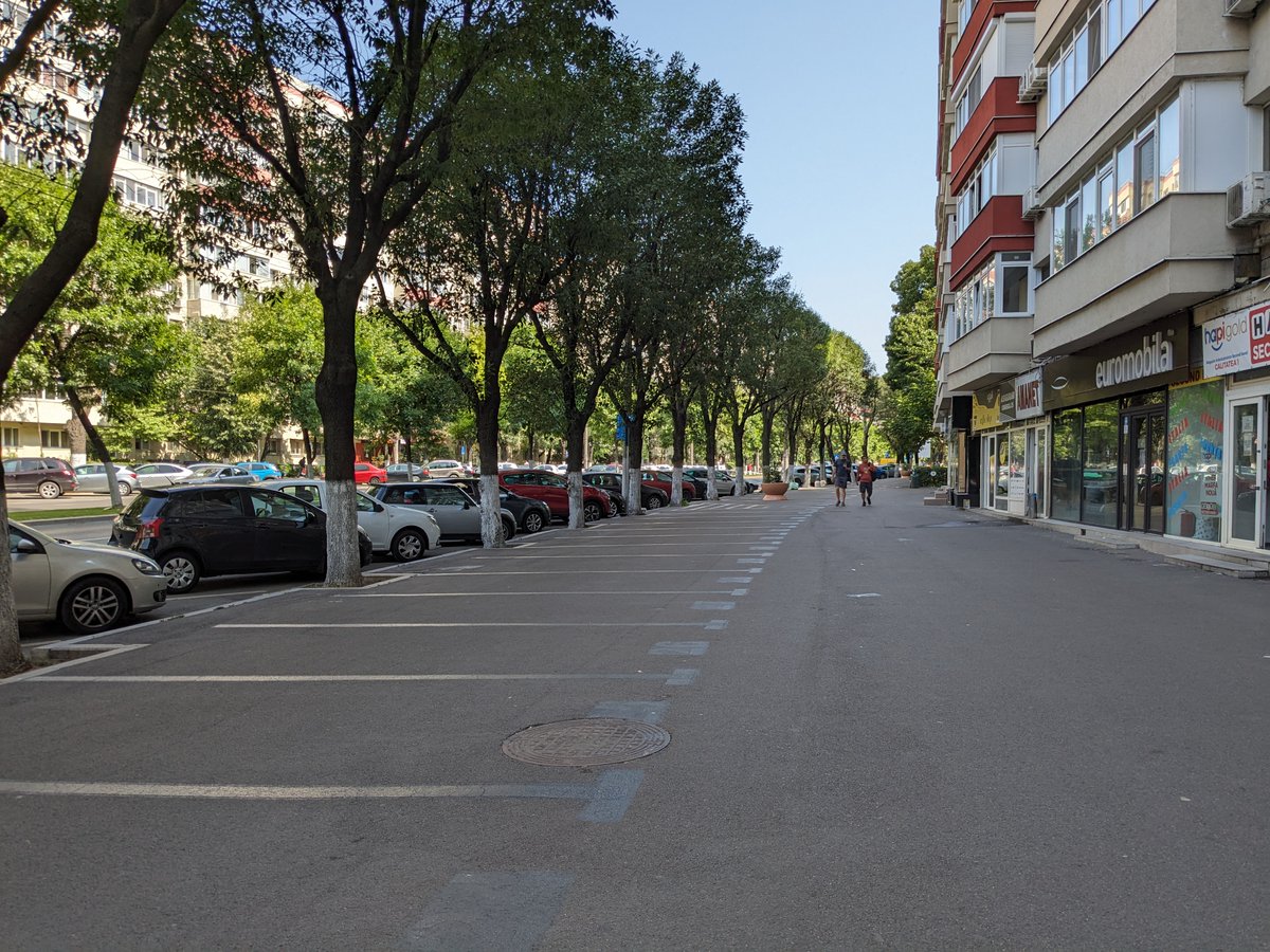 camilstoenescu's tweet photo. Trotuare libere de mașini #Berceni https://t.co/m2pGDzq4u1