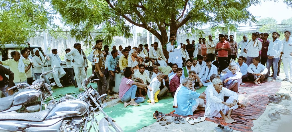 I_Adv_PRB_Kumar's tweet photo. भारतीय किसान यूनियन अराजनैतिक जनपद फ़िरोज़ाबाद में धरना चल रहा है। भदाना फीडर फरिहा जनपद फ़िरोज़ाबाद में। अभी तक कोई भी अधिकारी यहां नही आया है। किसानो को प्रताड़ित करने का कार्य इस फीडर पर चल रहा है। कृपया संज्ञान लेते हुए कार्यवाही सुनिश्चित की जाए। 
@EMofficeUP @uppcl @dvvnlhq @dvvnlfirozabad