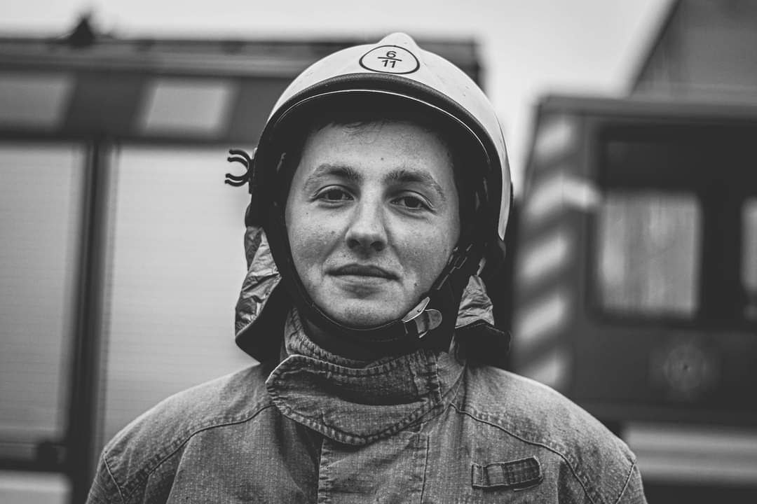 Lyla_lilas's tweet photo. 🕯A heavy loss for the State Emergency Service: the young rescuer Serhiy Antonenko did not survive the attack on Bilopol.

 Serhiy Antonenko, senior lieutenant of the civil defense service, was only 22 years old.
 He devoted his young life to saving people.  From the first days of the war, he served honorably in the city of Bilopol' on the border of Sumy Oblast. To his credit, more than one fire was successfully extinguished and timely aid was provided to peaceful Ukrainians who suffered from enemy attacks.

 On July 17, a Russian projectile hit the territory of the fire-rescue unit in the city of Bilopil.  Six rescuers were injured.  On this terrible day, Serhii received a mine-explosive and closed craniocerebral injuries.

 Doctors fought for Serhiy's life until the end.  In the evening of July 23, his heart stopped beating.

 The parents were left without a son, and the large team of rescuers of the Sumy Oblast lost a reliable colleague and an irreplaceable professional in their field.

 Rest in Peace🕯️
Glory to the hero 🇺🇦