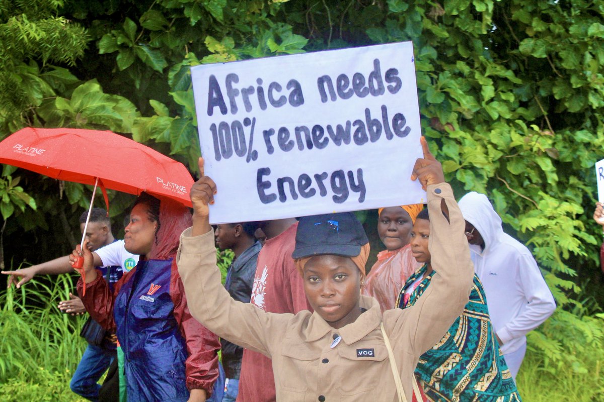 #ClimateEmergencyDay Le Bénin malgré la pluie a prit part à cette marche mondiale pour l'urgence climatique,avec plus de 150 participants sur une 15km en compagnie des autorités locales,du représentant de 350.org de Wilf Enigma Artiste Béninois. #ActInTime