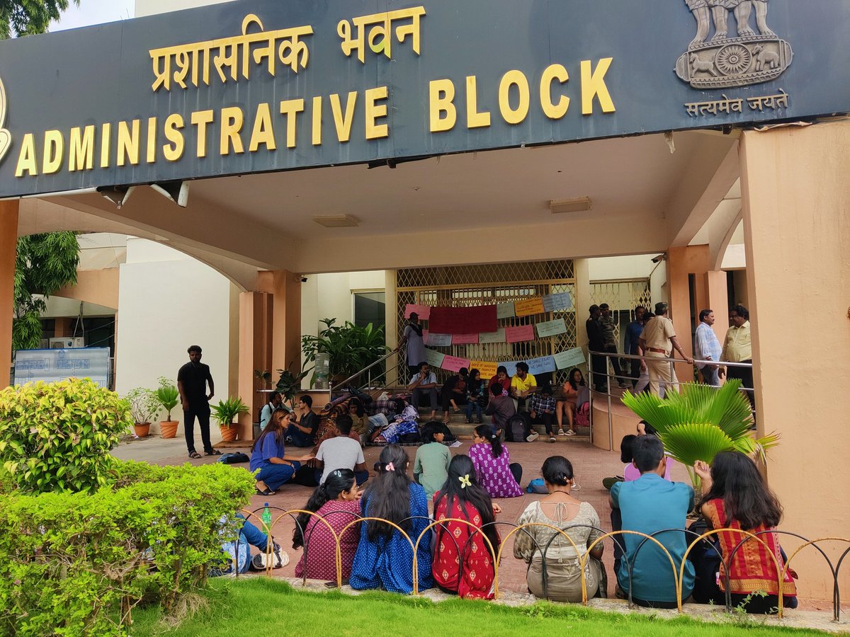 CharanT16's tweet photo. .@HydUniv students union staging sit in protest for the last 4 days demanding scrapping of CUET UG&amp;PG application fee, undoing display of caste certificate at PhD interviews at depts, removing Registrar for alleged inefficiency beside apmnt of CE&amp;stop organising RSS shakas'. https://t.co/47AOOxkqbv