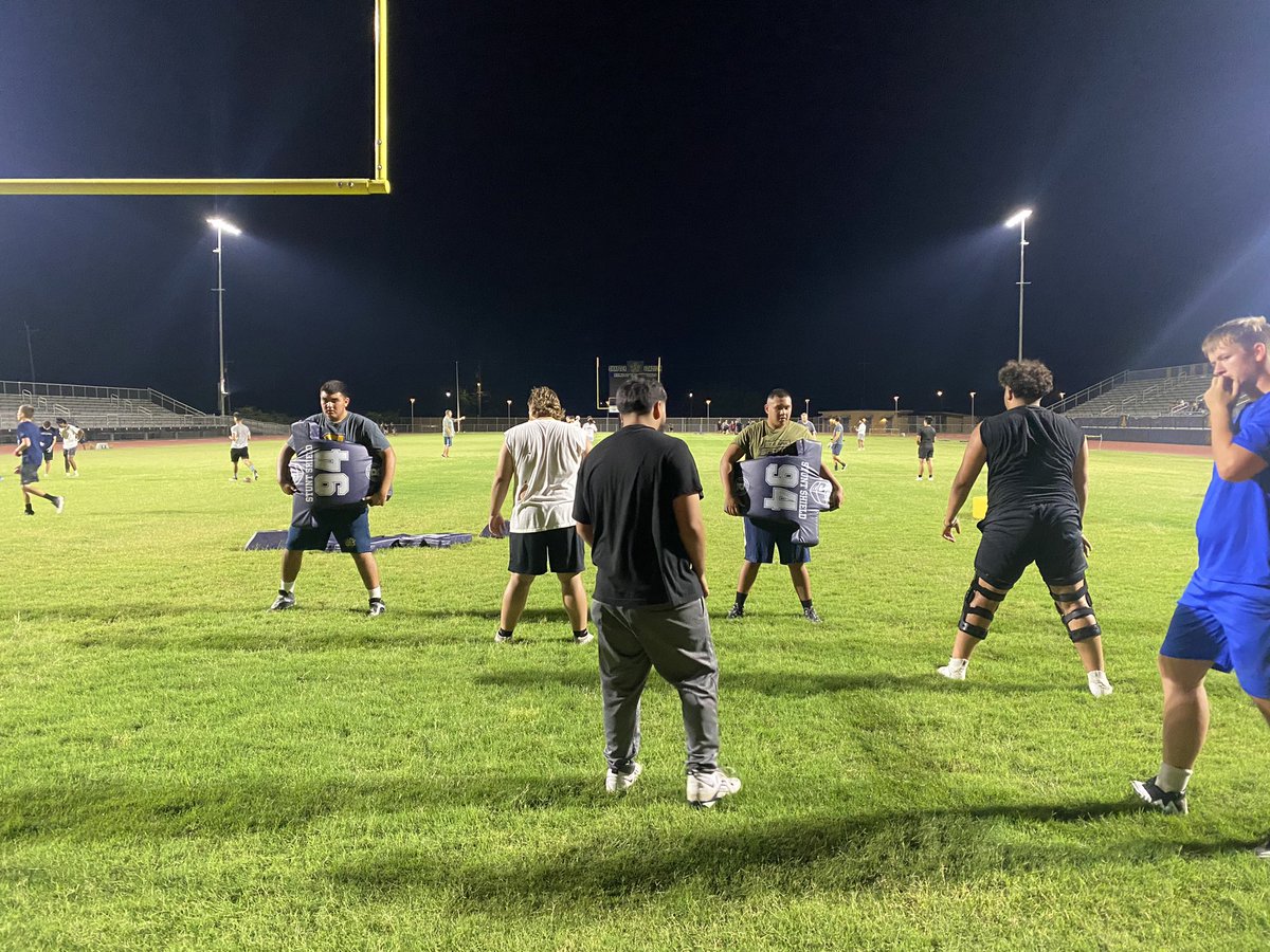 Coach_KMainoJr's tweet image. It’s football season! #ShafterSurfCompany 🏄‍♂️
#MidnightMadness #GeneralsLead
