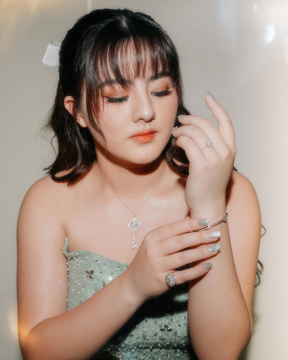 cassyellowheart's tweet photo. All hail Queen Cassy! 💎
She absolutely slayed at the #GMAGala2023 👑✨

#CassyLegaspi #GmaGalaNight2023 https://t.co/bjsl6m0LD3