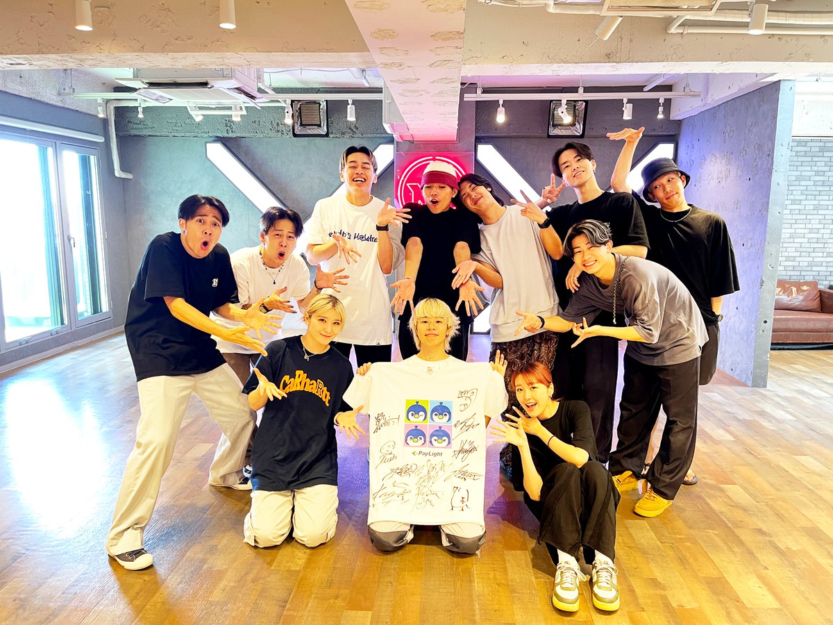 sco_official_jp's tweet photo. 【プレゼントキャンペーン🐧】
#avexROYALBRATS メンバーサインいり #ペイたん Tシャツが5名様に当たる🕺🪩

 ★応募条件 
①@sco_official_jp をフォロー
②この投稿をRT 
③アンケートに回答↓
https://t.co/24yoRSLLmS

★締切 7月31日
★当選発表 8月3日(DMにて)
#PayLight
#allRightBuddy
#PTa https://t.co/AnZmw4wq1Q