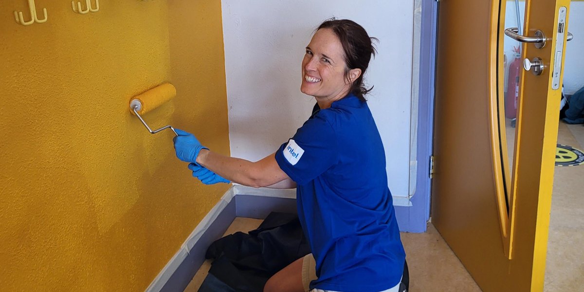 Intel_IRL's tweet photo. Natascha, Martina, Kunal and the Yield department had the opportunity to take part in an #IntelInvolved volunteer project in @ScoilChoca, Kilcock recently. 

The volunteers painted classrooms in preparation for the children returning in September. 

#volunteer @WeAreIntel https://t.co/2RpGNeulIn