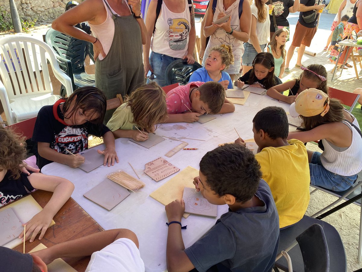 AteneuBegues's tweet photo. Recuperem fotos del dissabte a la tarda! Jornada preciosa… jam session, taller de ceràmica, activitats familiars, i danses en rotllana! Ressaca emocional… gràcies de nou per la rebuda i el suport🧡💫 https://t.co/ffF3EC7pZR
