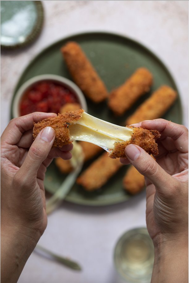 foodandhome_sa's tweet image. Oozing with flavour and topped off with a sweet and sticky tomato sauce, these Cheesy mozzarella pulls are the ultimate snack. Even better than a fast food joint!

Get the recipe here: foodandhome.co.za/recipes/cheesy…

#CookingWithFH #mozzarellapulls #cheesepull
