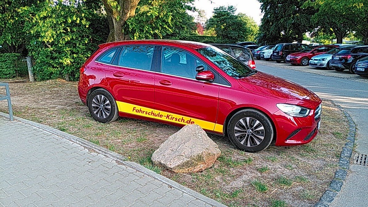 Hallo, <a href="/Stadt_FFM/">Frankfurt am Main</a> , hier auf dem Lohrberg gibt es mysteröse #wanderndeSteine.
Ich glaube, da muss mal ein #Beetmobil auf diese ehemalige Grünfläche, um hier durchzugreifen.
Oder soll es wieder soweit kommen wir im zweiten Bild?🤔