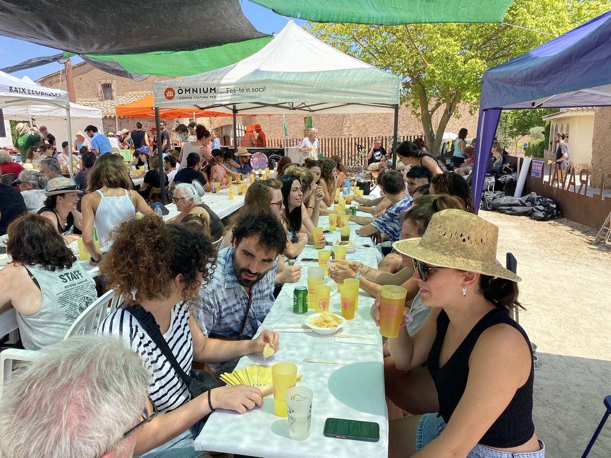 AteneuBegues's tweet photo. Imàtges de la paella popular i bingo musical del dissabte!! 120 tiquets venuts, en 24H💥 Un èxit!!! https://t.co/rsJhP8Ab1j