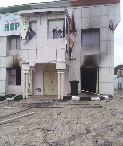 MuriSam2023's tweet image. MuriSam2023 -  Michelle Obama’s timeless wisdom, “When they go low, we go high.” No matter the odds, let’s elevate our thoughts, actions, and spirits for a better tomorrow. Your vote is your voice, let it speak louder than violence.  #RiseAbove #GoHigh