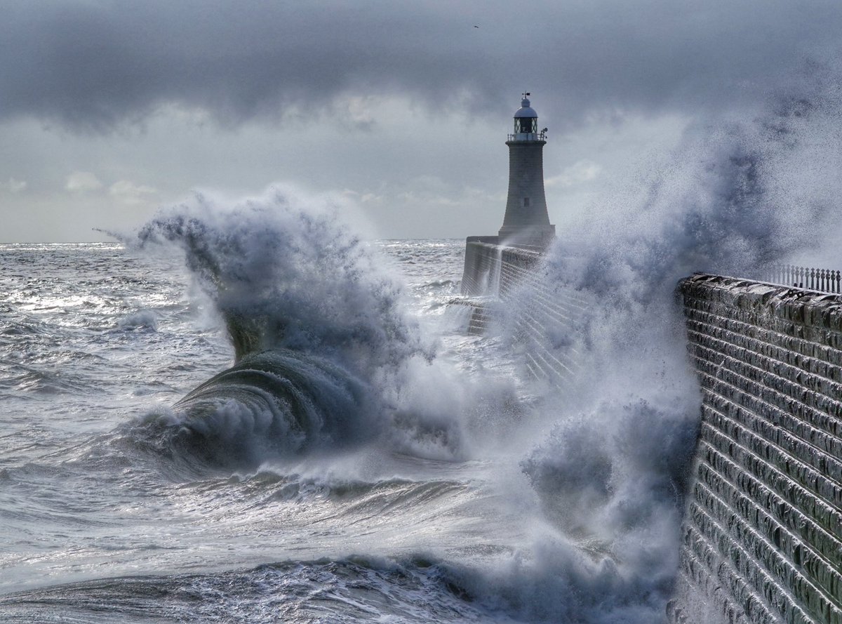 owenhumphreys1's tweet photo. The great British #weather continues with rough sea’s at #tynemouth today @PA @StormHour https://t.co/cBUjYoyiiw