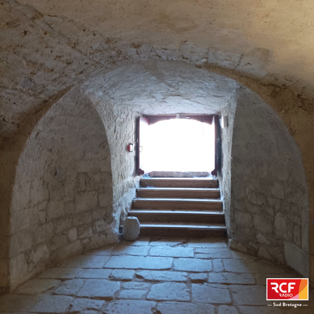 #Vannes la chapelle Saint Yves a rouvert en 2022, après + 30 ans de fermeture et d'importants travaux. Des visites sont proposées chaque mardi de l'été par <a href="/MairieDeVannes/">Mairie de Vannes</a> 
Un itinéraire passionnant de la crypte aux combles que nous avons testé pour vous ! A découvrir à 17h30🎧