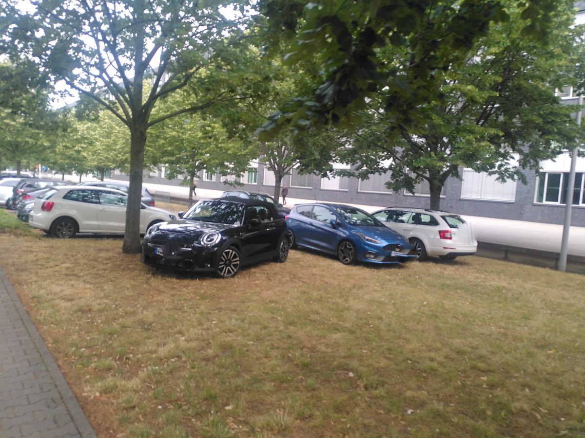 Ähem, <a href="/Polizei_Ffm/">Polizei Frankfurt</a>  ... wir dachten, das sei geklärt?
Muss ich doch mal vorbeikommen?