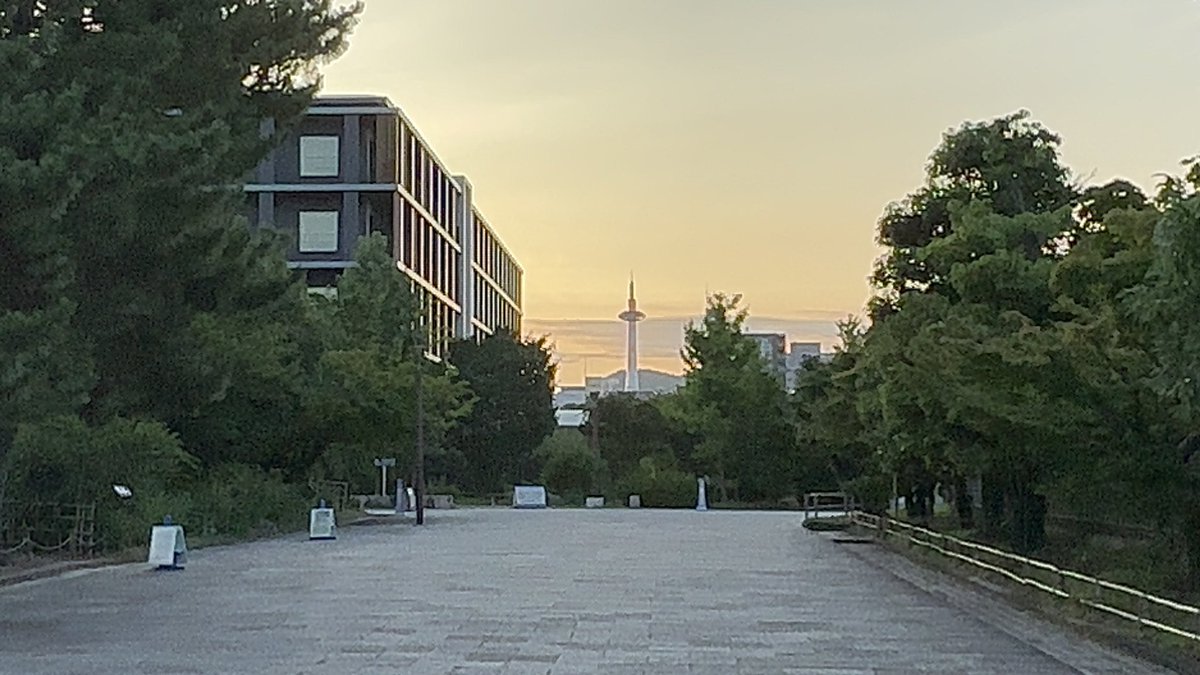 RealHanano's tweet photo. 2023-07-24[月]「朝活-08」
#京都 #kyoto
#朝活
#梅小路公園 を抜けて #京都タワー #京都駅 まで 
早朝の散歩は気持ちいい〜 https://t.co/p3bIzaPGq5