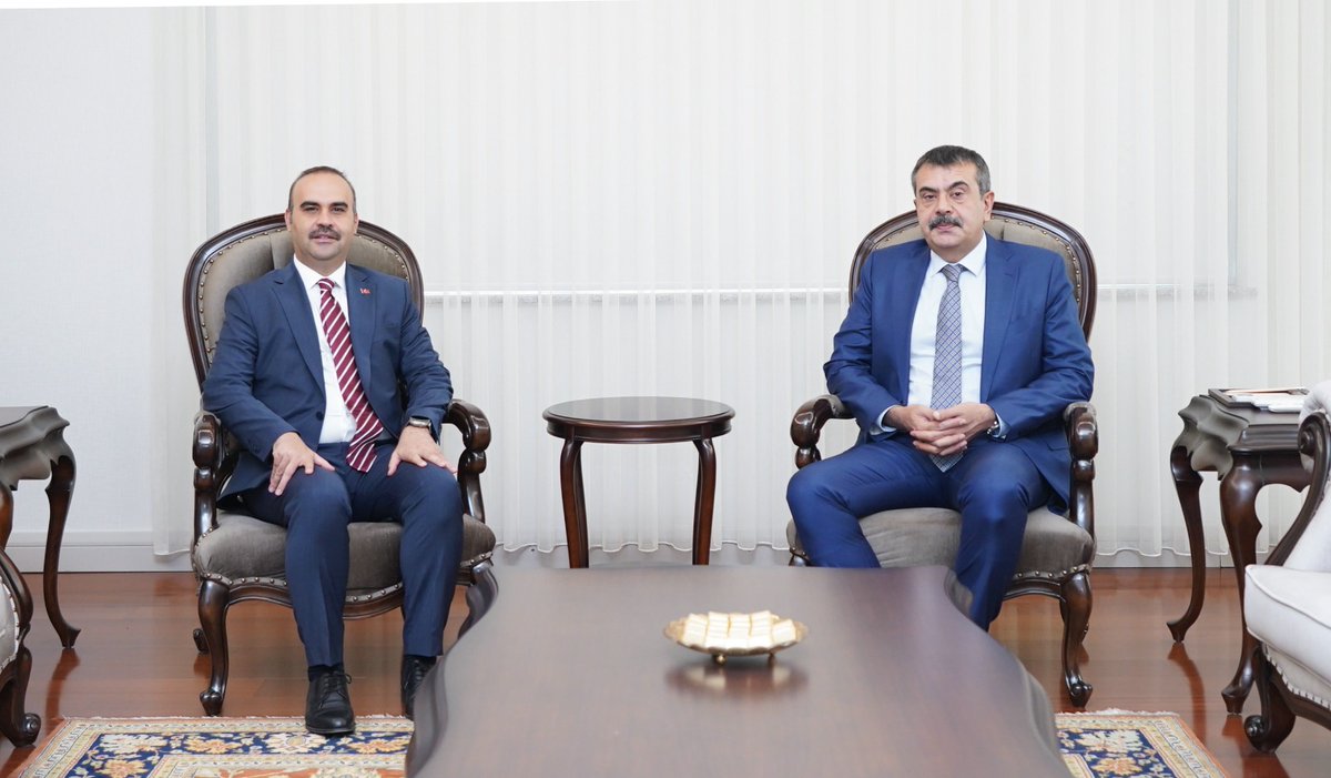 Millî Eğitim Bakanı <a href="/Yusuf__Tekin/">Yusuf Tekin</a>, nezaket ziyaretinde bulunan Sanayi ve Teknoloji Bakanı <a href="/mfatihkacir/">Mehmet Fatih KACIR</a>'i makamında ağırladı.

👉meb.ai/L30187