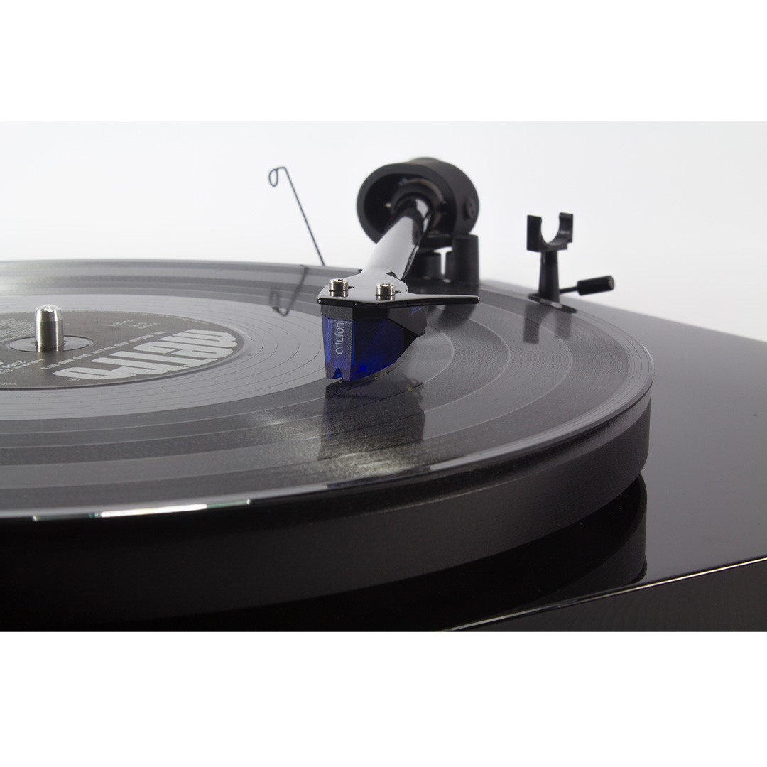 maplatinecom's tweet photo. Que vous soyez débutant ou confirmé en analogique, démarrer avec les bons outils est important ! Découvrez le best-seller @ProJect_FR, la platine vinyle Debut Carbon, associée avec la cellule @Ortofon 2M Blue.

https://t.co/pkD2SHIFC3 https://t.co/fIIQy3ZKYC