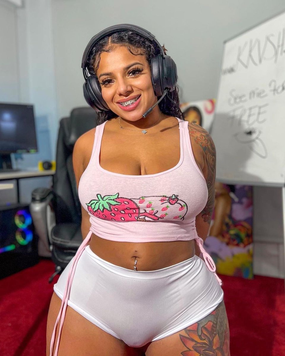 DiamondDim30936's tweet photo. @kkvsh 😈
.
Follow @diamond_dimesent for more
.
.
#BlackGirlMagic #black #blackwoman #blackwomen #blackgirls #african #africanamerican #melanin #beautiful #model #girl #woman #feminism #beauty #love #blackgoddess https://t.co/ELTJkUTPF5