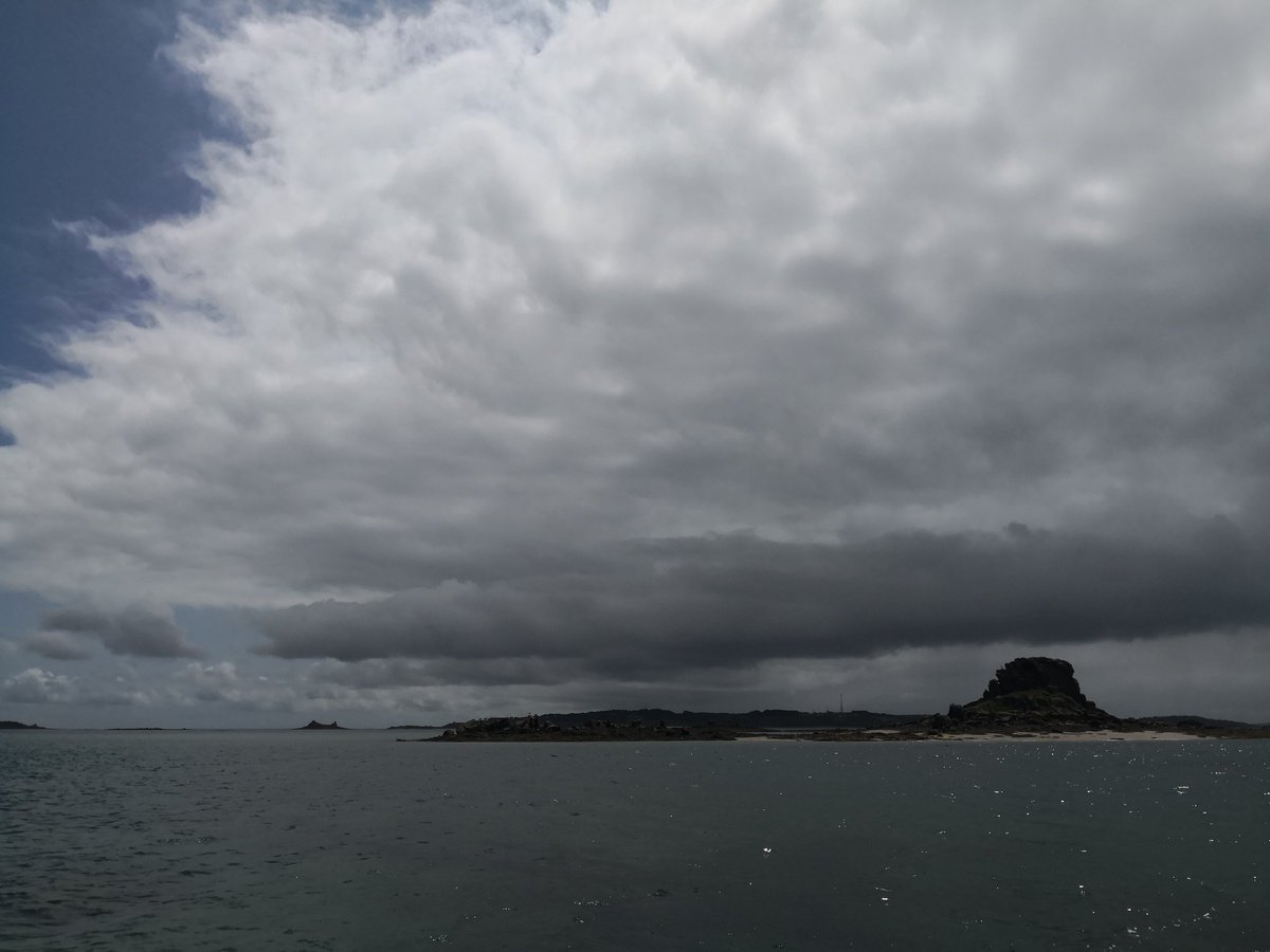 BareFoot_IOS's tweet image. ⚓ Anchored off of #Tean, #Scilly yesterday drinking coffee &amp;amp; there were four seasons in one moment (nevermind day)!

🧭 Pictures taken one after the other from the boat looking roughly south &amp;amp; then north.

What a difference perception &amp;amp; direction make.

#IslandLife #OceanDrifter