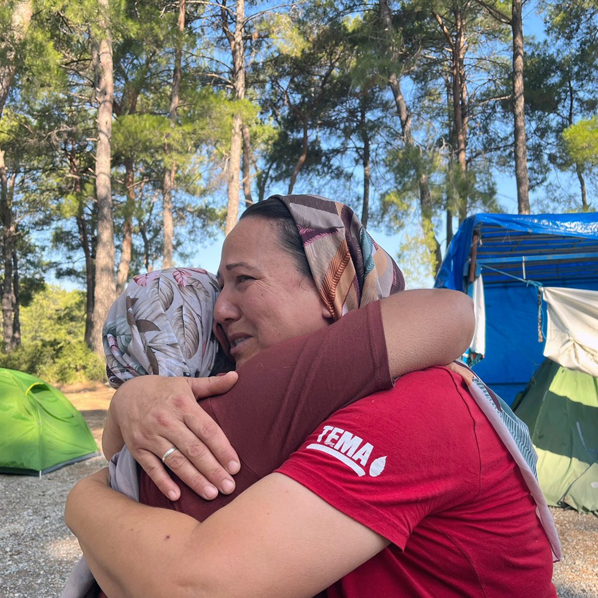temavakfi's tweet photo. ❗Bir Ağaç Daha Eksilmek İstemiyoruz❗

Dün akşam saatleri itibariyle Akbelen’de yaşanan gelişmelerden endişe duyuyoruz.

📌 Muğla İkizköy'de milyonlarca canlının yuvası olan Akbelen Ormanı’nı korumak ve yaşatmak için 2 yılı aşkın süredir ormanda gece gündüz nöbet tutuluyor.

❗Bugün dünyamız iklim krizinin getirdiği sıcak hava dalgalarının olumsuz etkileriyle boğuşurken Akbelen’deki orman, bu krize neden olan kömür madenciliği sebebiyle yok edilmek isteniyor!

📌 Ülkemizin dört bir yanında orman yangınlarıyla mücadele edilen bu önemli günlerde, Akbelen Ormanı’nın göz göre göre yok edilmesi kabul edilemez!

Bir ağaca dahi zarar gelmemesi için tüm yetkilileri ağaçları korumaya çağırıyoruz!

#AkbelenOrmanınıVermeyecegiz #AkbelenYuvamız

@TCTarim 
@OGMgovtr 
@ikizkoydireniyo 

@ibrahimyumakli  @BekirKARACABEY_