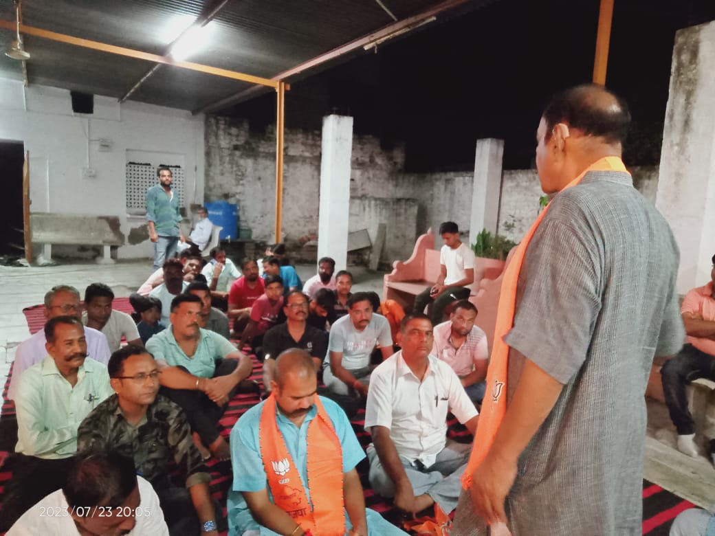 Pappukumar82783's tweet photo. भैरोंसिंह शेखावत जन्मशताब्दी समारोह को लेकर अगस्त में होने वाले कार्यक्रम के निमित्त भाजपा बूंदी के  @omji_mla  ने जवाहर नगर हाउसिंग बोर्ड विवेकानंदपुरम क्षेत्र के भाजपा कार्यकर्ताओं की बैठके ली
@chshekharbjp
@JoshiPralhad 
@Rajendra4BJP 
@DrSatishPoonia https://t.co/50QpxFl0Wg