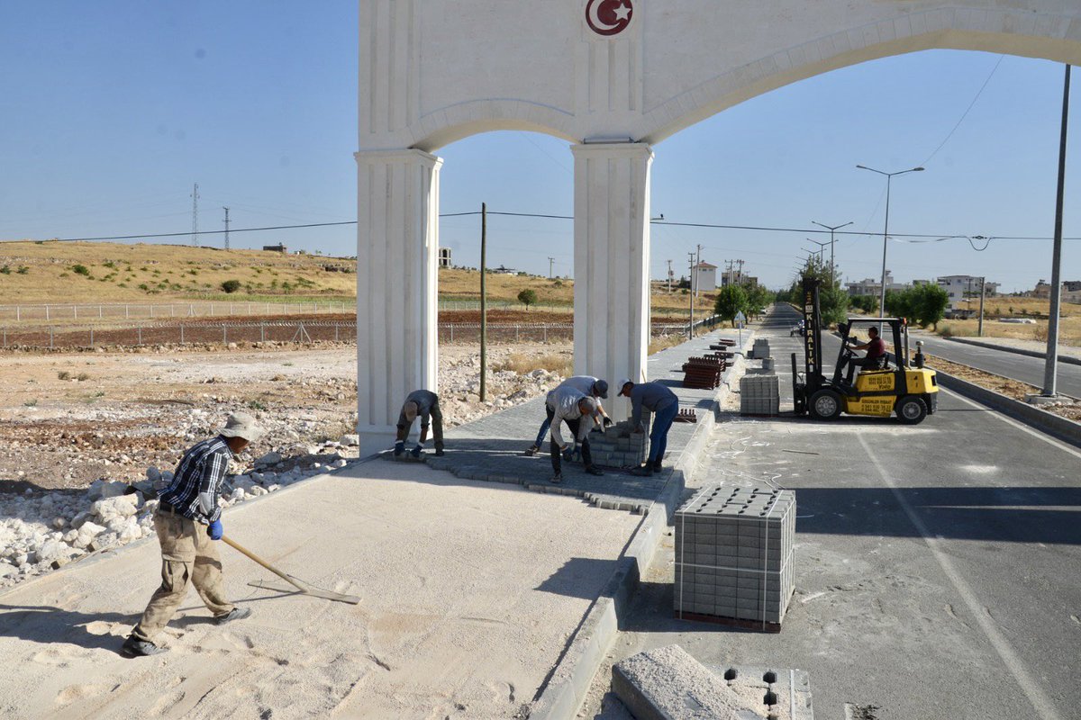 Sokaklarımıza ilmek ilmek hizmet işliyoruz...❤️ 📍Söğütlü Mahallemizde kilitli parke ile kaldırım çalışması yaptık. 👣🧱🔨👷🏻 Güzel günlerde yürüyün. 🤗 Sahada #Midyat'ımız için çalışan tüm ekiplerimize kolaylıklar diliyoruz... #VeysiŞahin #MidyatBelediyesi #Midyat'aDeğer