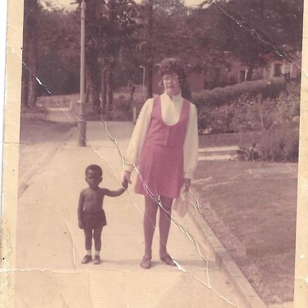 sheffdocfest's tweet photo. Next up at #DocNights @showroomcinema: White Nanny Black Child by @andymundycastle. 

A group of adults find solace in sharing their experiences of growing up as children of Black Nigerian immigrants, fostered by white British families.

📅Mon 31 July
🎟https://t.co/MVI2WImBHQ https://t.co/418JkDflkP