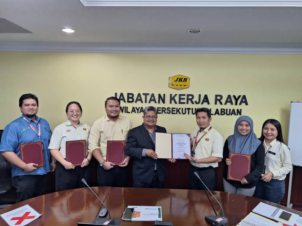 24hb Julai 2023 Labuan, YBrs. Pengarah JKRWPL Menyampaikan Penghargaan Penerima Geran Mengarusperdanakan Inovasi Akar Umbi (MaGRIs) Tahun 2022 bagi Projek MULTI MEASUREMENT KIT anjuran YAYASAN INOVASI MALAYSIA dengan sokongan KEMENTERIAN SAINS TEKNOLOGI DAN  INOVASI.